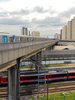 03 - O encontro das linhas de Metrô, suspensas, e as tantas linhas de trens intermunicipais.