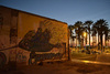 Entardecer de verão na praça central, onde as crianças e adolescentes de férias se reúnem.