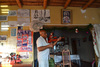 Guillhermo Santa Cruz tocando violino e cantando histórias antigas sobre seus antepassados fugindo das fazendas de algodão.