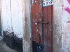 Porta trancada com cadeado. Cortiço da Rua Jacinto Maia