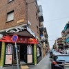 Fotografía 9: Uno de los principales símbolos de fetichización étnica en un barrio son la decoración en el alumbrado urbano  (ALEXANDER, 2011)