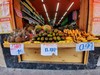 Fotografía 10: Las fruterías latinoamericanas siguen prevaleciendo en el barrio y conviviendo con los mini-mercados chinos